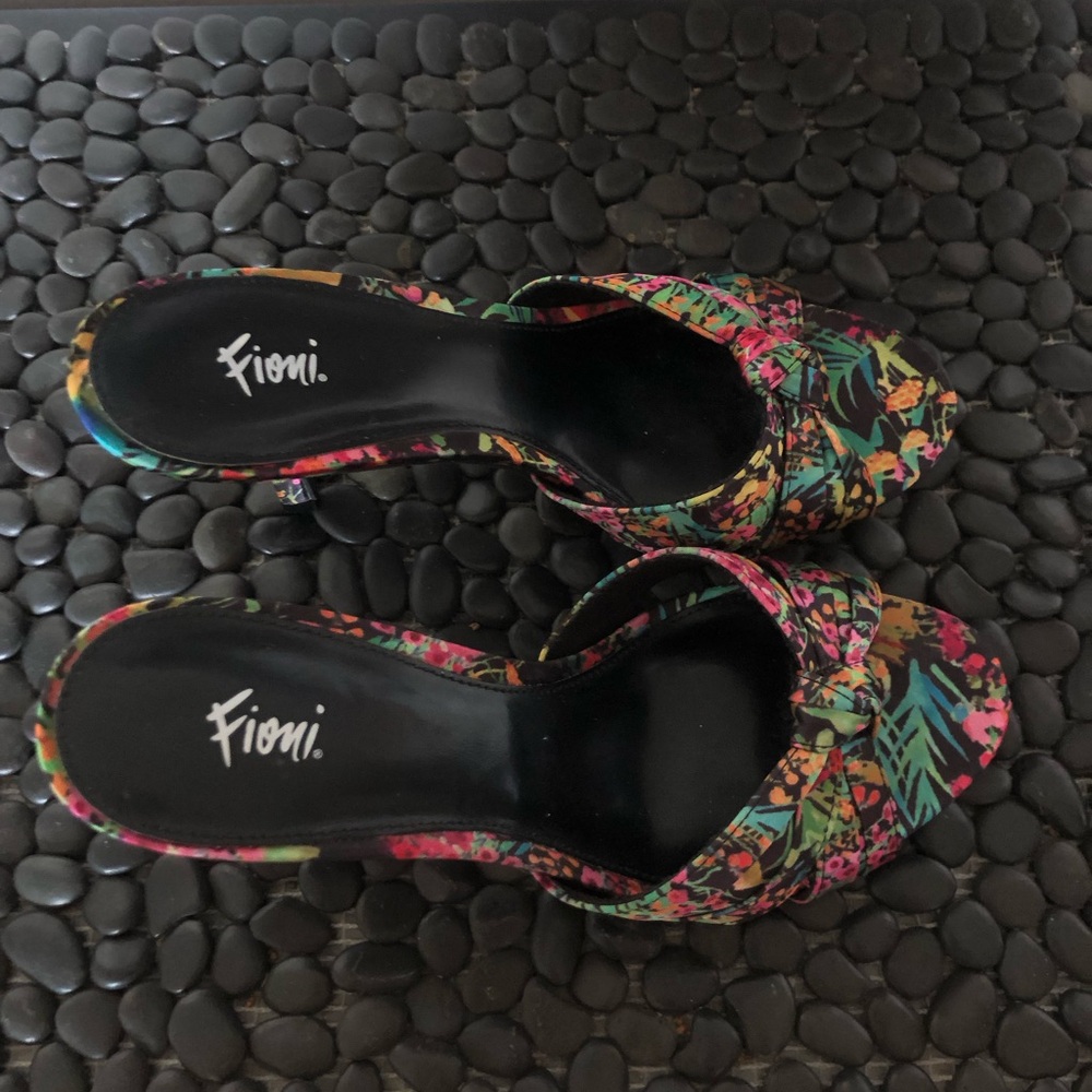 Super cute floral fabric Fioni pumps for summer. Size 7. Like new condition.